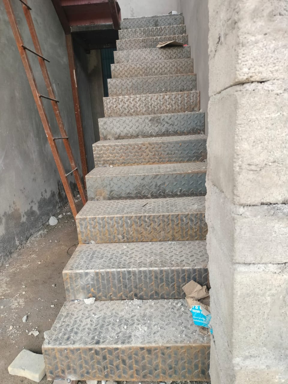 L-Shaped Stairs - Turn at 90-degree angle staircase design